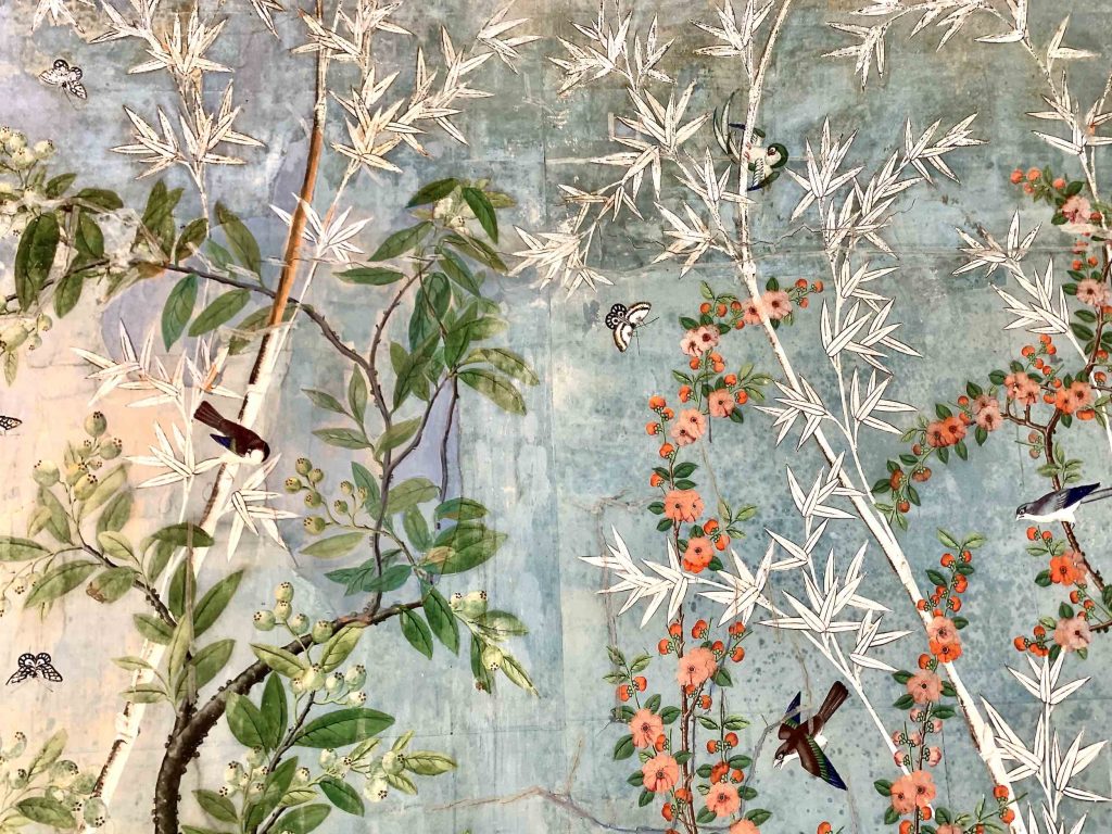 Papier peint du château de Maintenon, appelé « l'Arbre de vie » créé en Chine pour la Compagnie des Indes qui l'a vendu aux grandes maisons européennes.